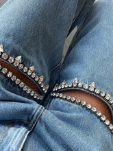 Load image into Gallery viewer, Embroidered  Flares Jean